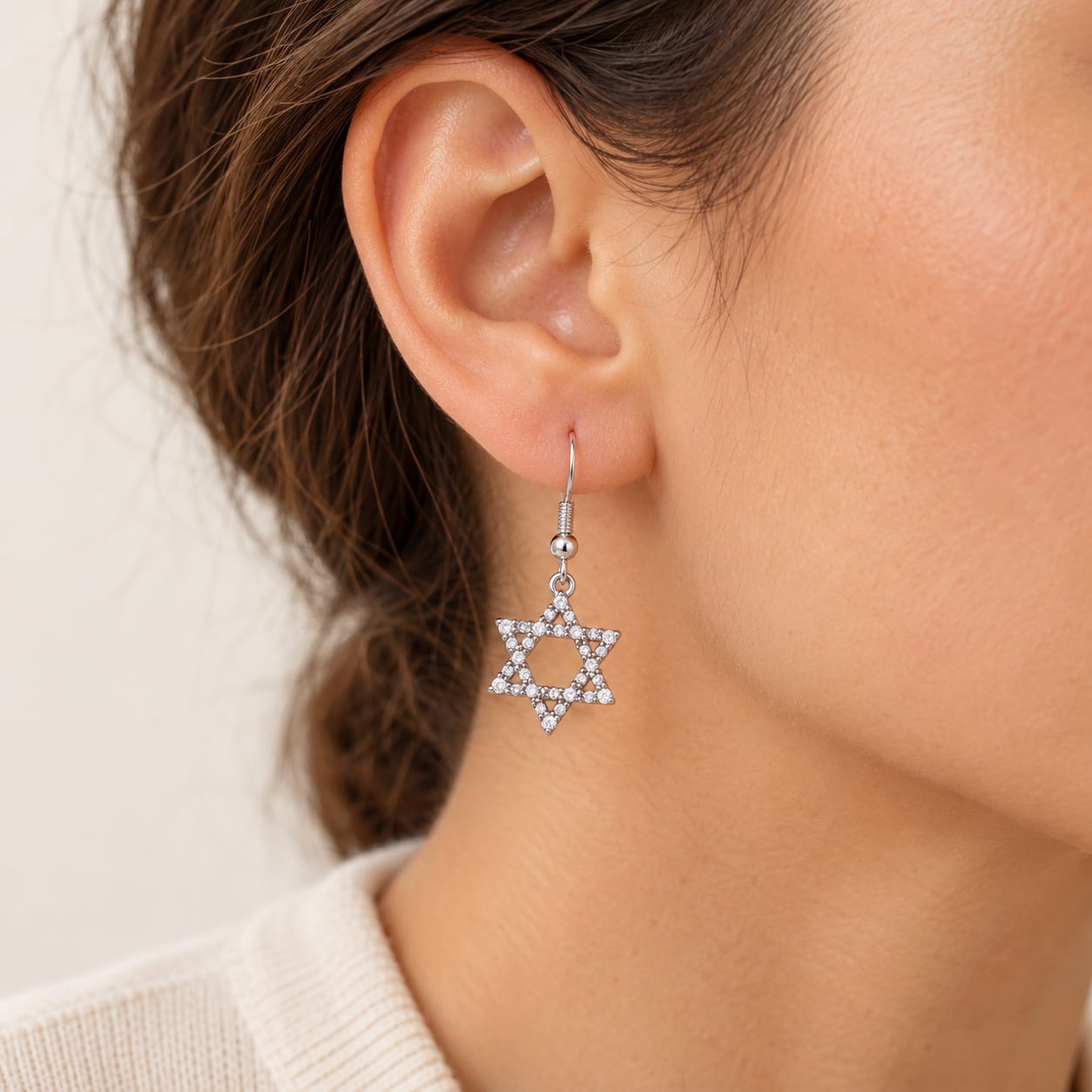 Boucles d’oreilles étoile de David à zircons — vue portée