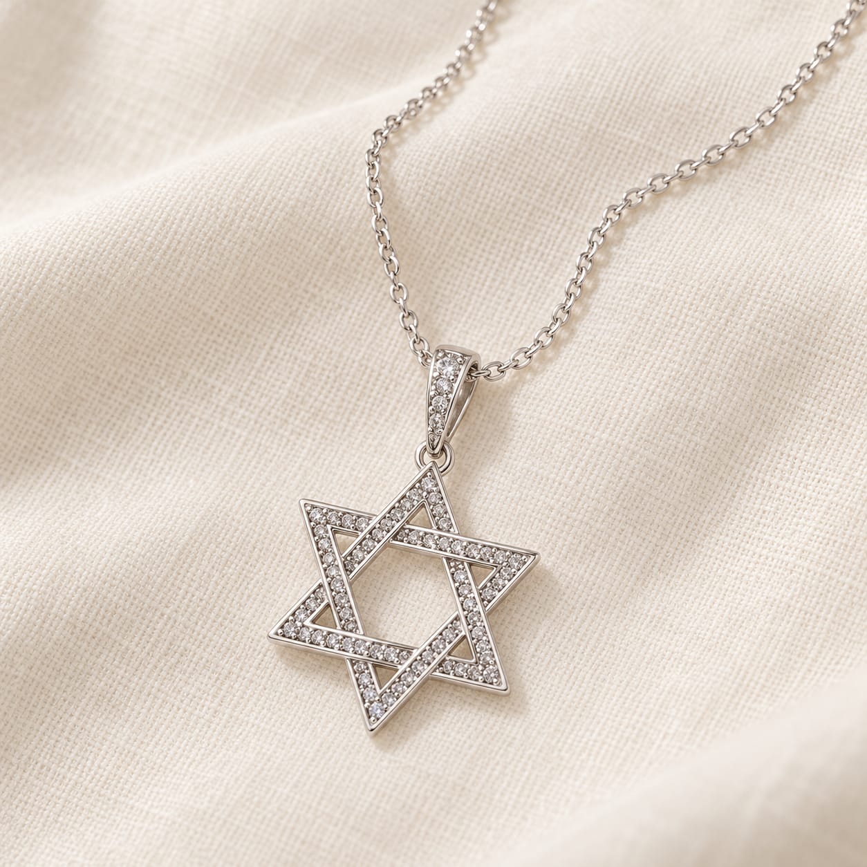 Collier étoile de David pavée — mise en scène