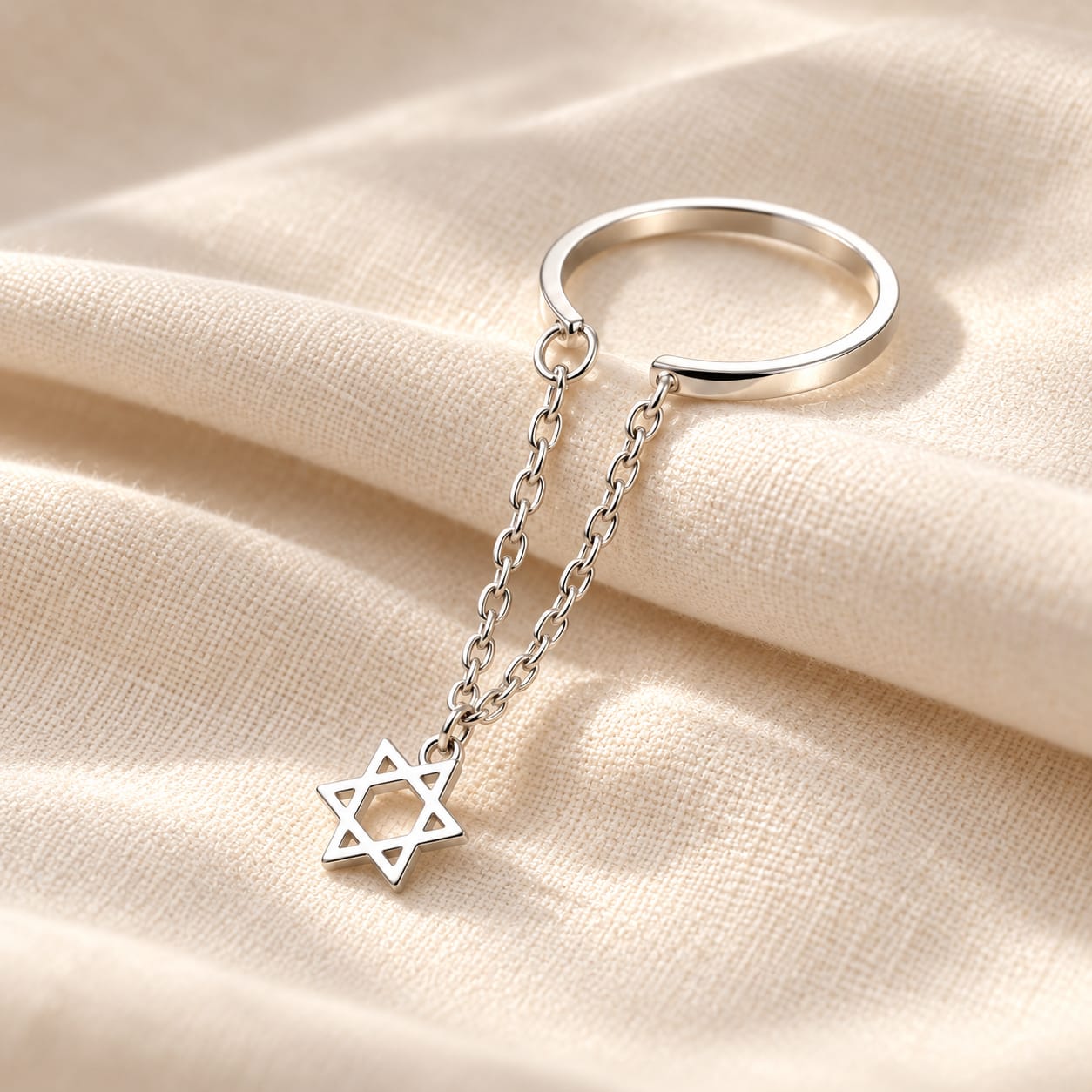 Bague ajustable à chaîne étoile de David — mise en scène