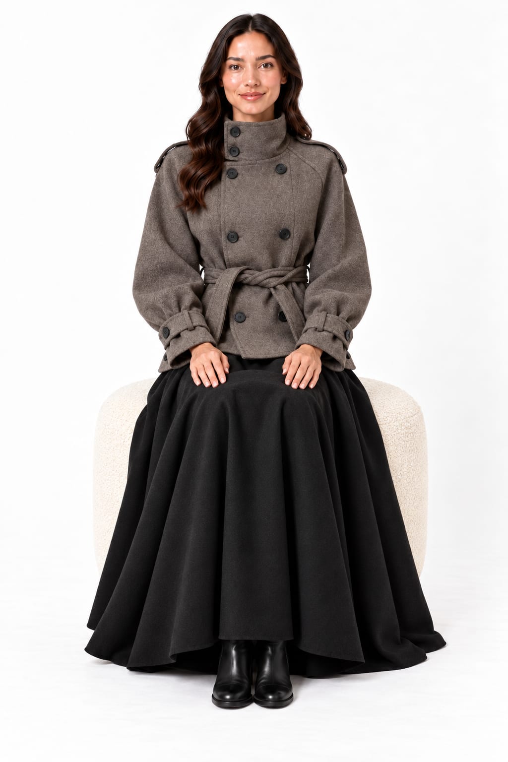 Veste en laine taupe ceinturée à col montant Tsniout — assise