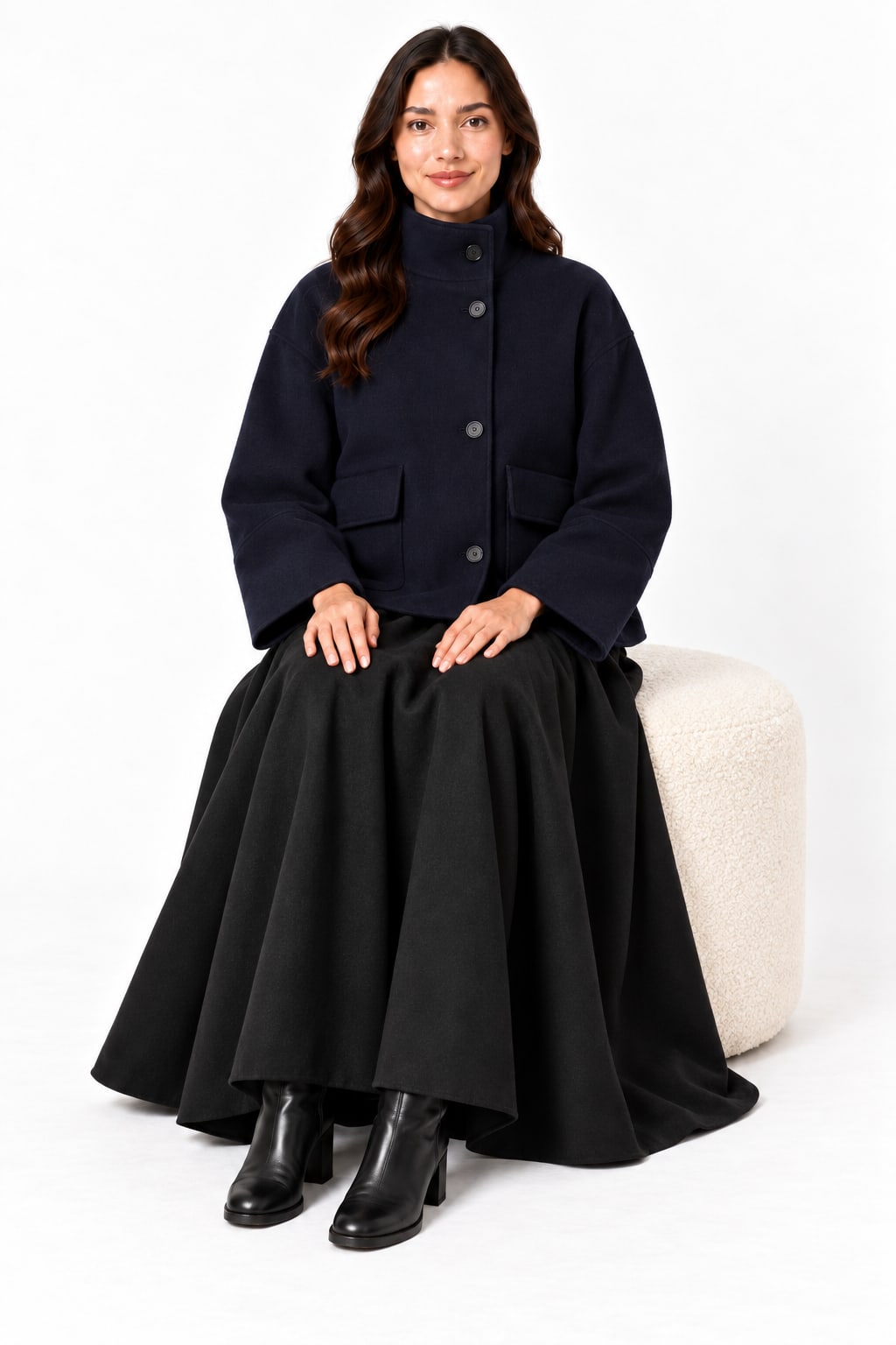 Veste courte en laine bleu marine à col montant Tsniout — assise