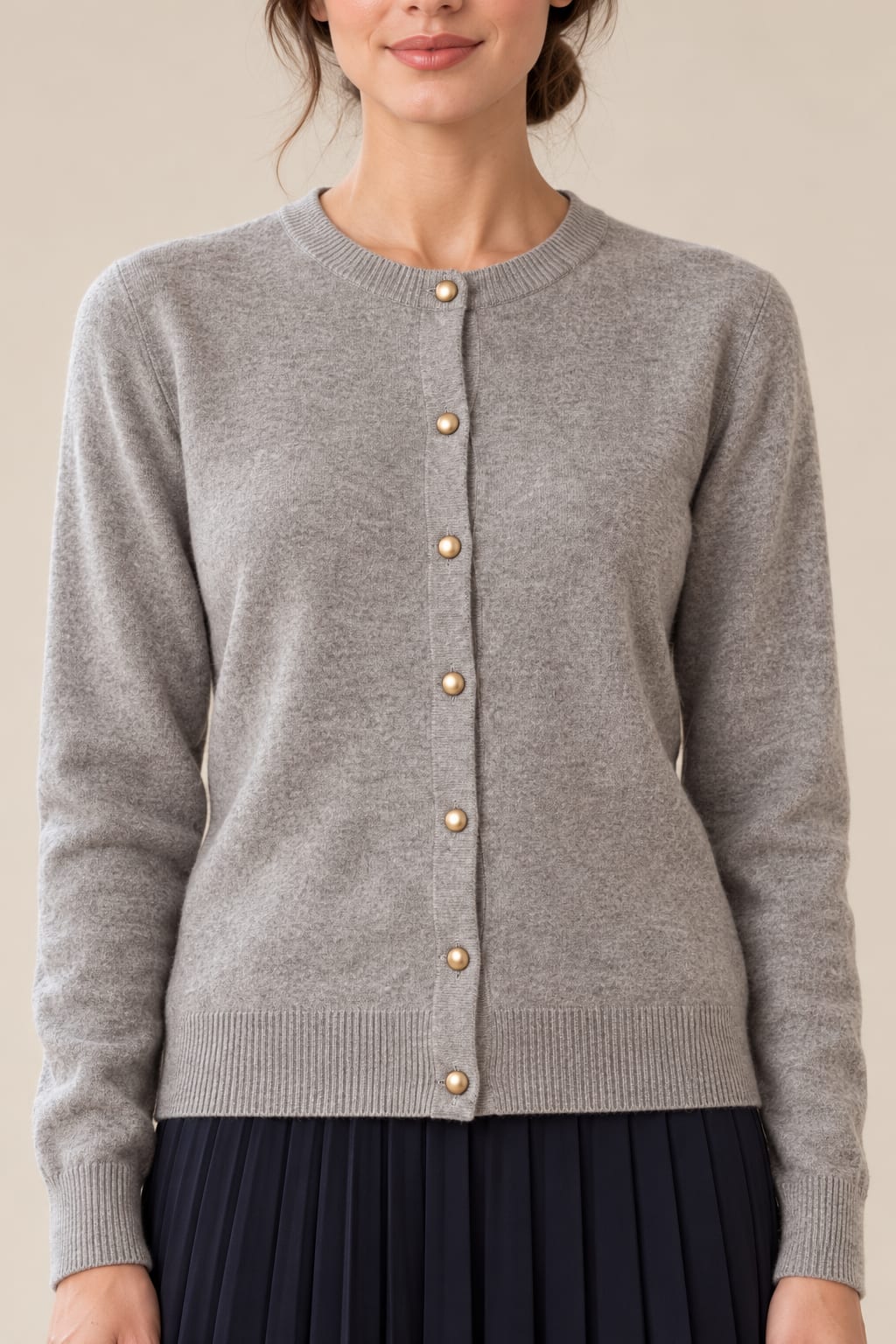 Cardigan gris à col rond et boutons dorés Tsniout — détail du col et des manches
