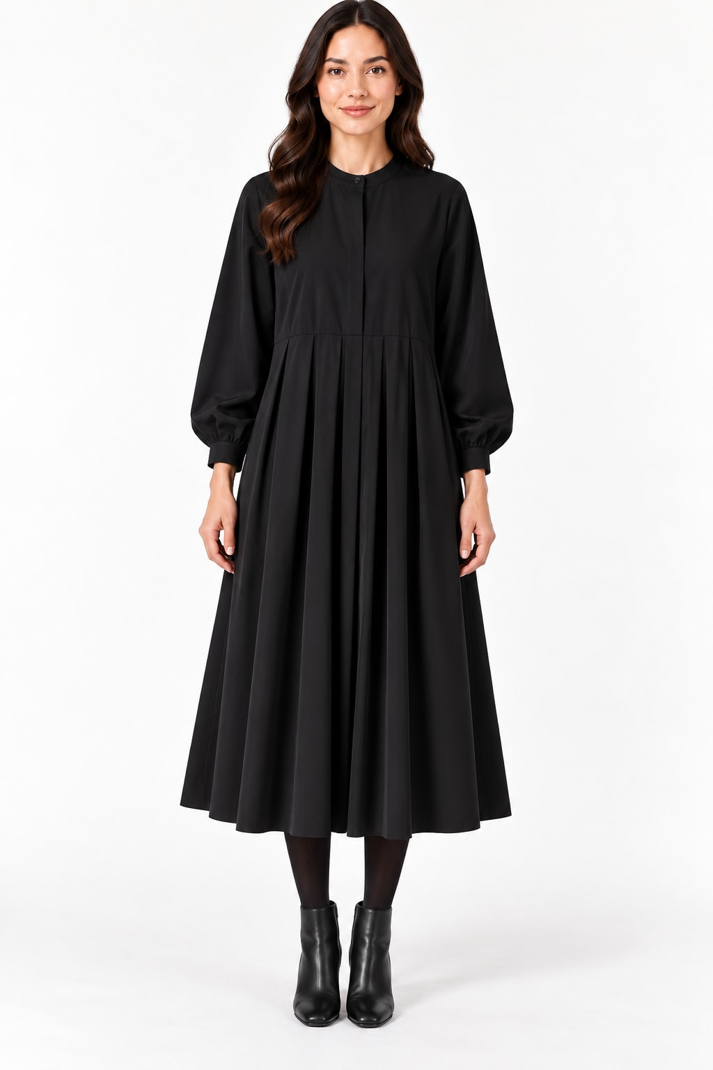 Robe longue noire plissée à col rond Tsniout — vue de face
