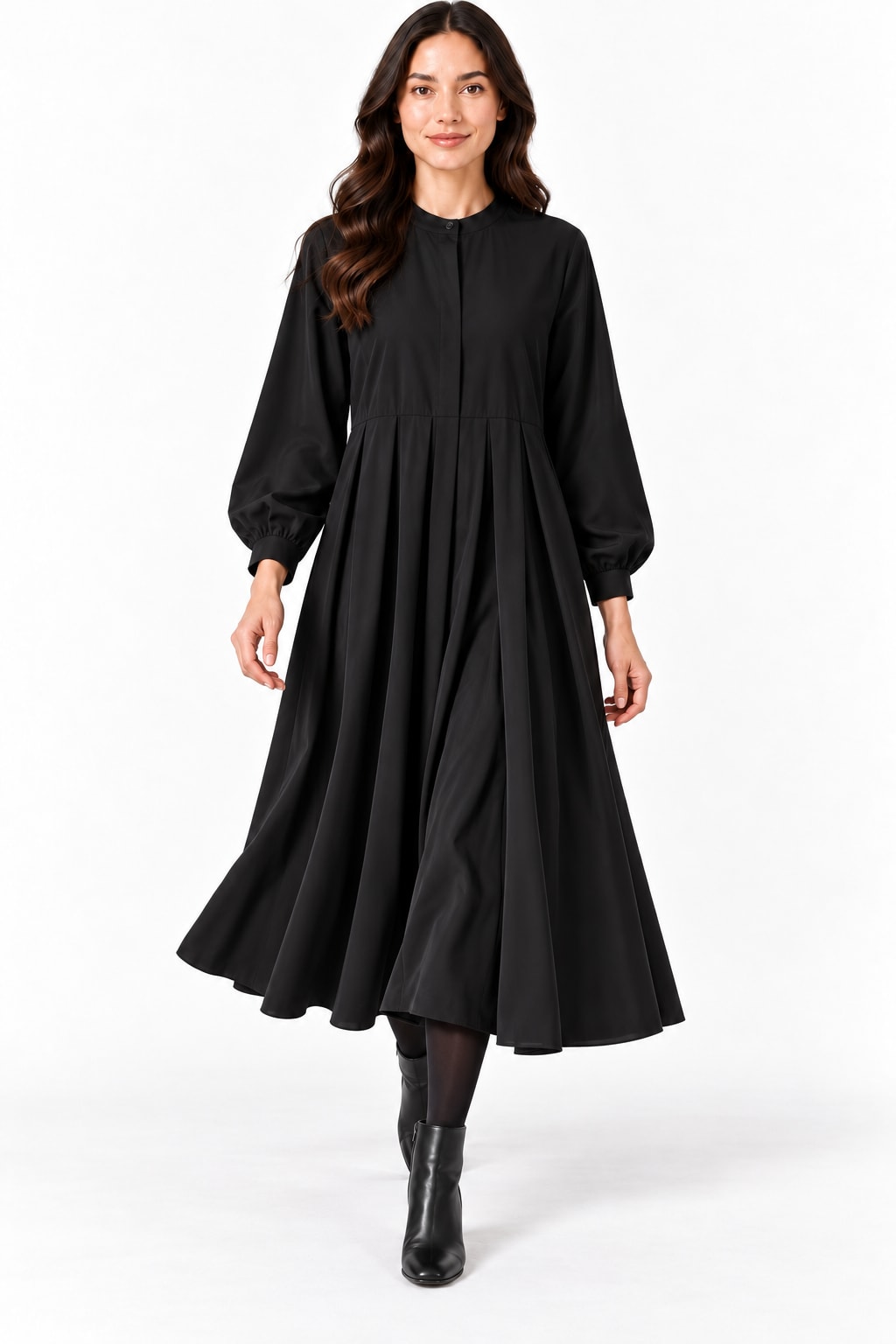 Robe longue noire plissée à col rond Tsniout — en mouvement