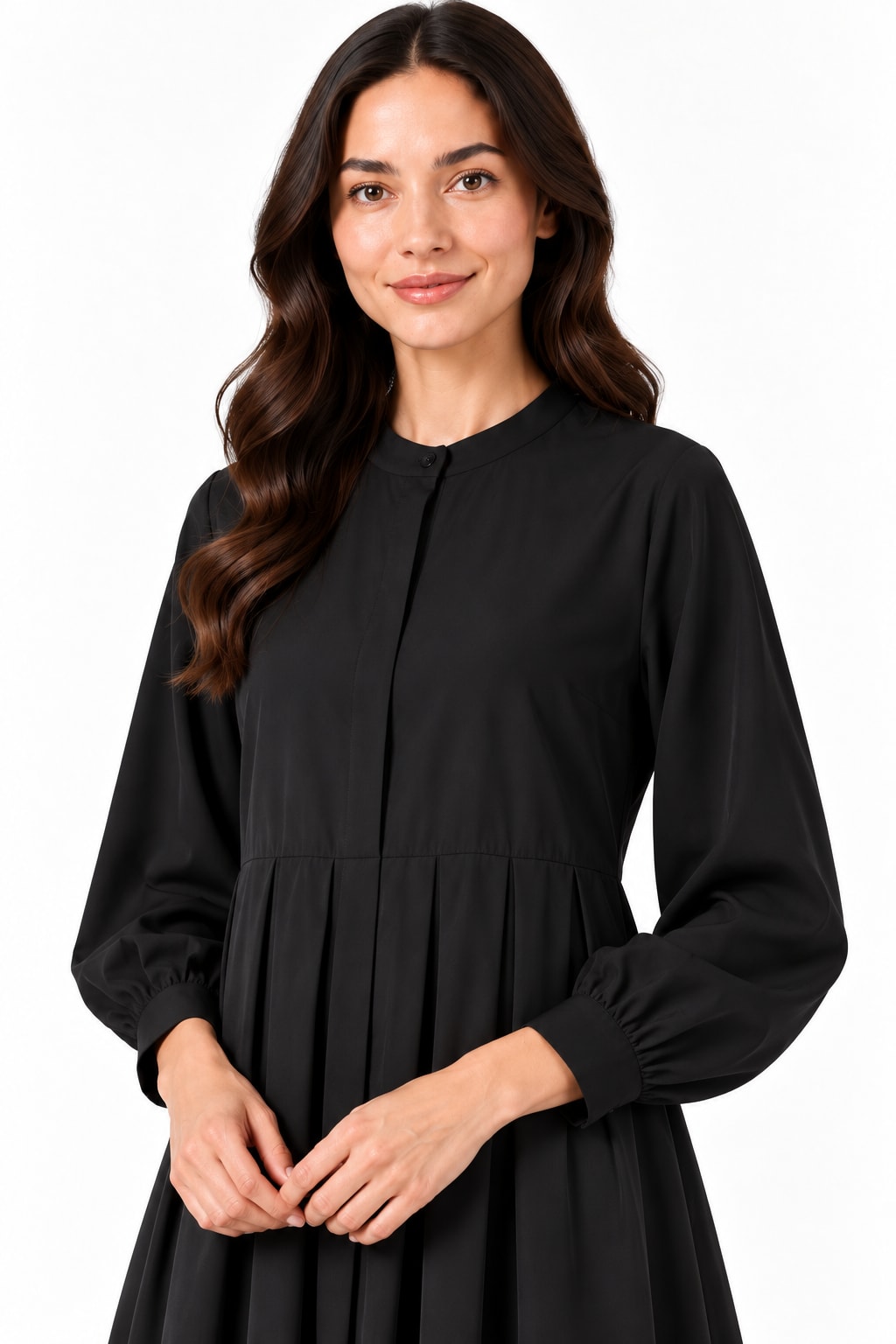 Robe longue noire plissée à col rond Tsniout — détail
