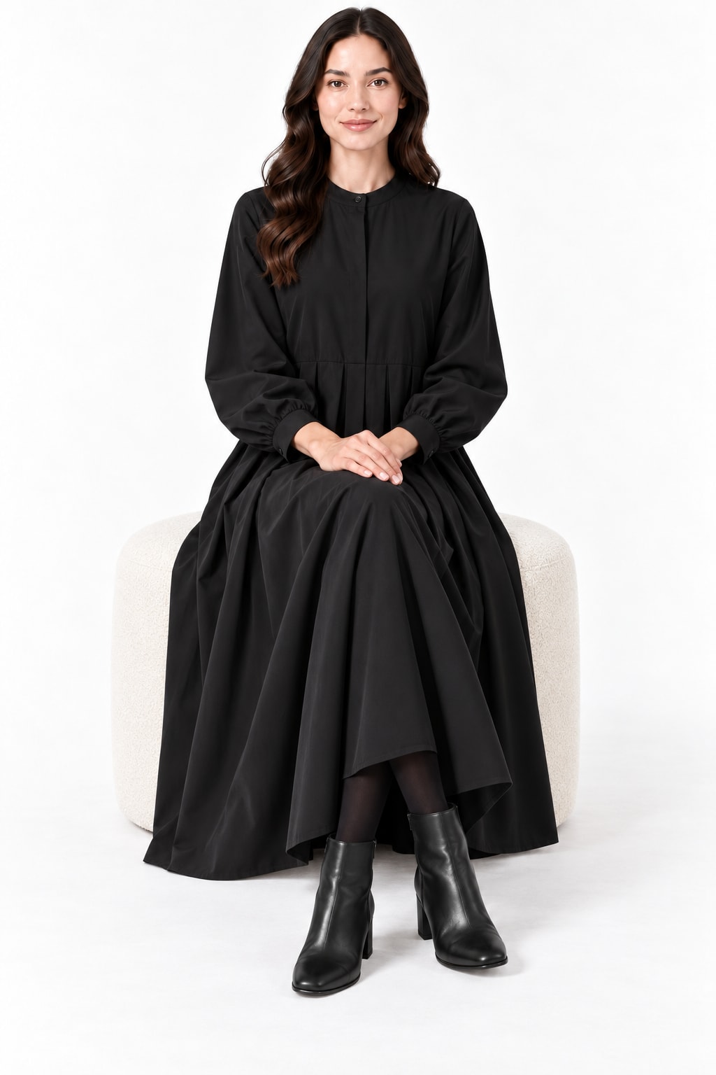 Robe longue noire plissée à col rond Tsniout — assise