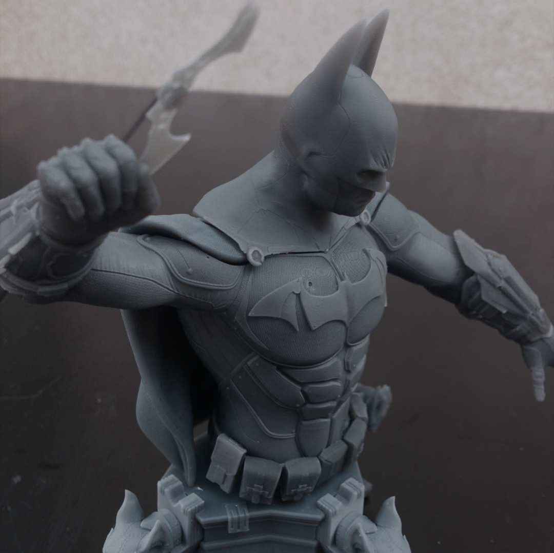 BATMAN 7.43 SUIT BUST (BATMAN ARKHAM KNIGHT) - BATMAN 7.43 Bust 3D printing:  

Bust tested in resin 3d printing, with full scale of 15cm (150mm), in Brazilian national Grey Resin 3D Fila. Even with a small scale I got the detail of the textures applied, i have only one photon mono, but I believe that a larger scale for larger printers or a life size bust will be amazing. I didn't pay attention to some regions of the cape when I didn't put supports on them and I had a retraction, but that doesn't mean that the STL has gaps between the cuts.  

Scale Available: 200mm  - The best files for 3D printing in the world. Stl models divided into parts to facilitate 3D printing. All kinds of characters, decoration, cosplay, prosthetics, pieces. Quality in 3D printing. Affordable 3D models. Low cost. Collective purchases of 3D files.