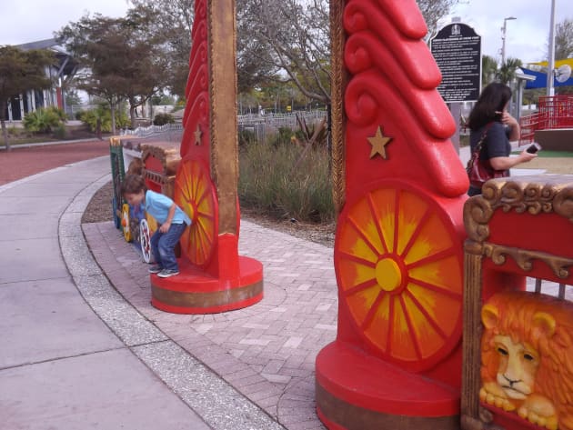 Circus Park, Entryway
