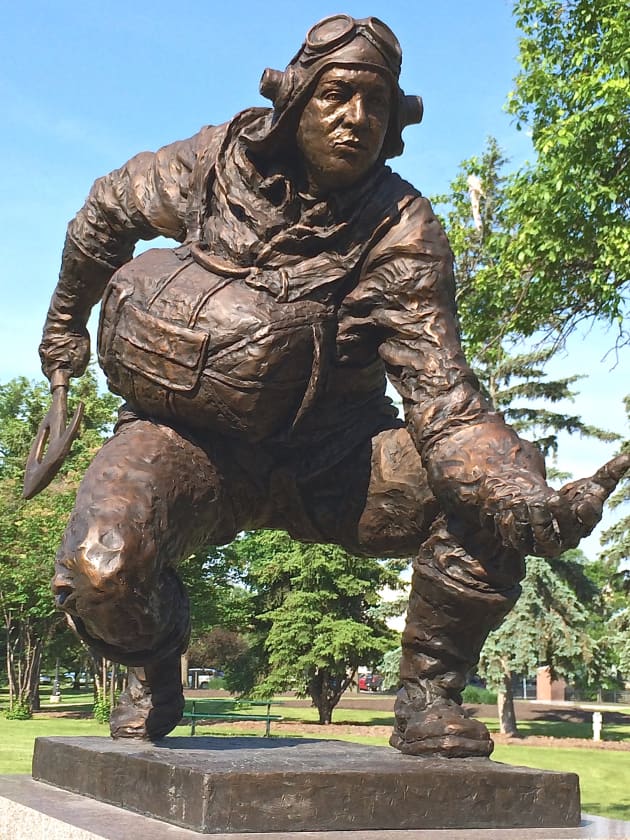 Andrew Mynarski VC statue