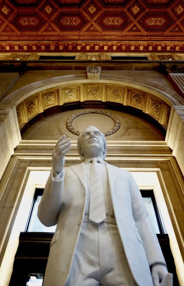 Thomas R. Kline, portrait statue