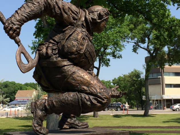 Andrew Mynarski VC statue