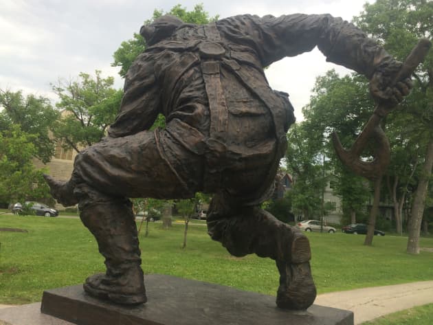 Andrew Mynarski VC statue
