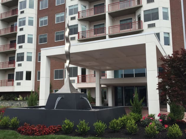Harbor Square: Standing Wave