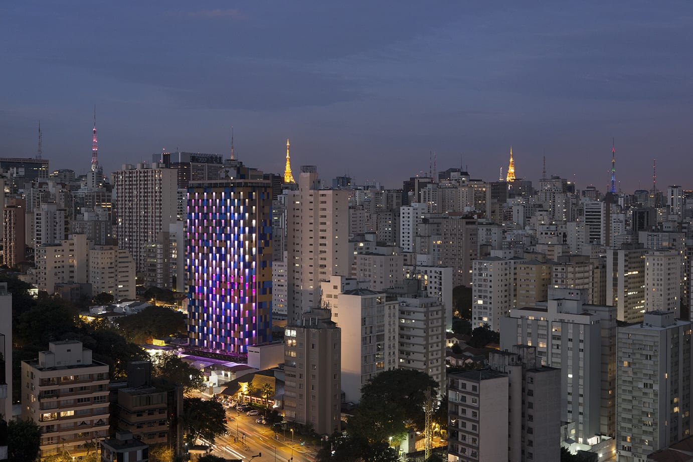 Light Creature – Interactive Facade