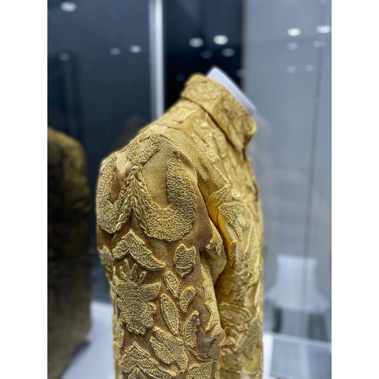 “THE GOLD SHIRT” tribute to Nelson Mandela
