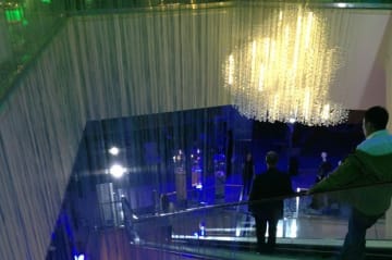 Saks 5th Avenue, composed of more than 40,000 crystals suspended on stainless steel cables. By Kenneth von Roenn.