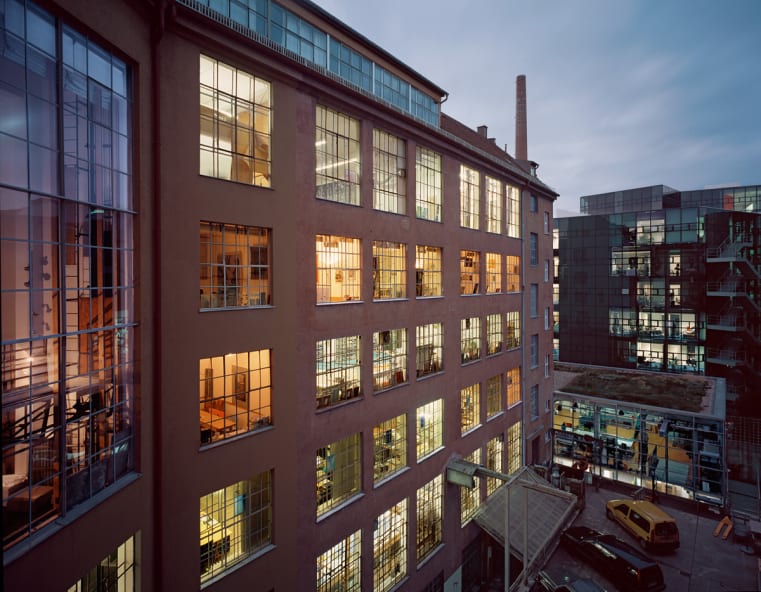 A listed structure, Theodor Fischer built this distinctive workshop on Stiglmaierplatz in 1923. The building features big, bright workshops, studios, offices, exhibitions spaces and artist studios as well as the pavilion by Betz Architekten which is used for Float Glass painting. The workshops and offices offer artists 32,000 square feet of space to create artworks.