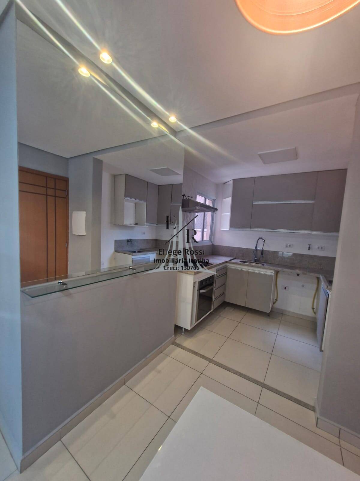 Apartamento para alugar com 1 vaga de garagem - Referência 599