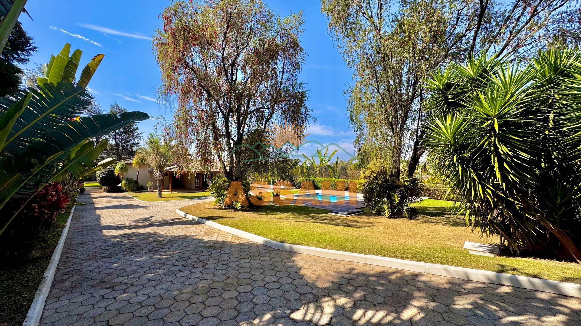 Casa em Condomínio à venda ou para alugar 380m2 - Referência 8035