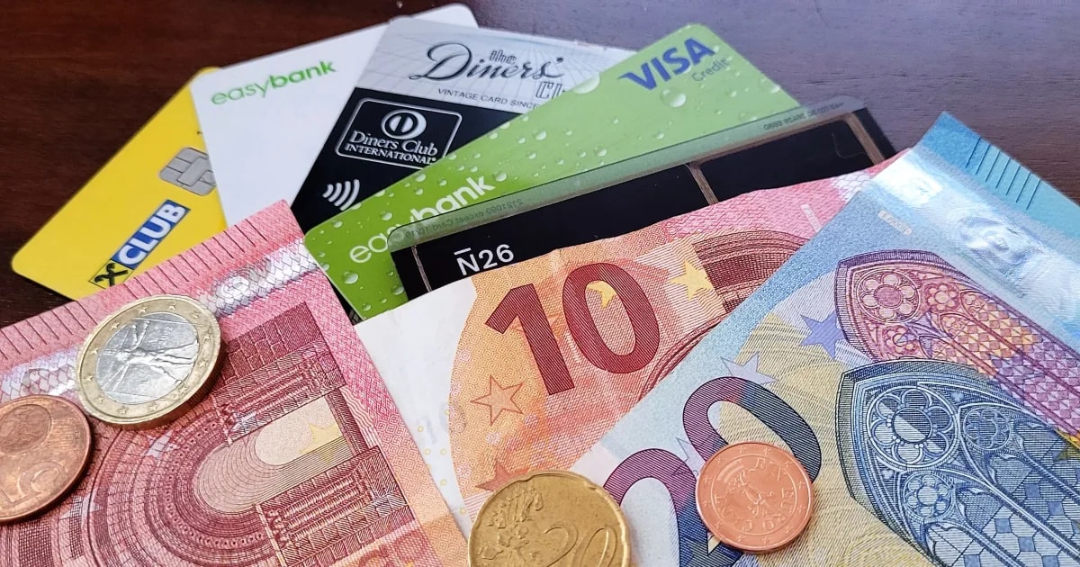 Cash vs digital money