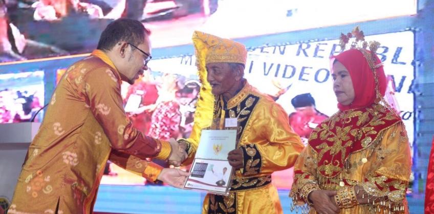 Wakili Presiden, Menaker Hanif Serahkan 3000 Sertifikat Tanah di Palu