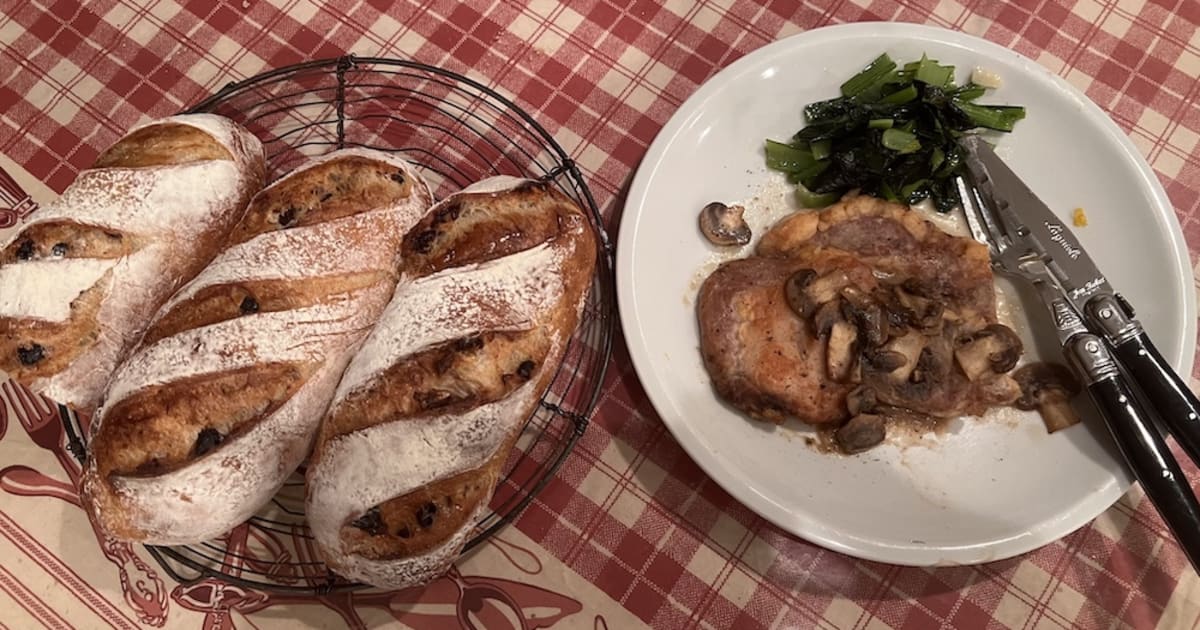 20250308パン＆料理（アーカイブ）ドライイースストブドウと胡桃のハードパン（外皮・ポートリッジ種）と豚肉ソテーマルサラソース