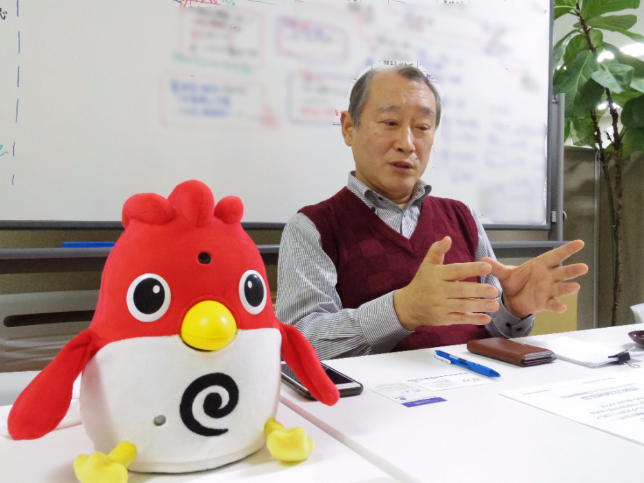 インタビューにこたえる 株式会社ITロボット塾の塾長、福地三則氏
