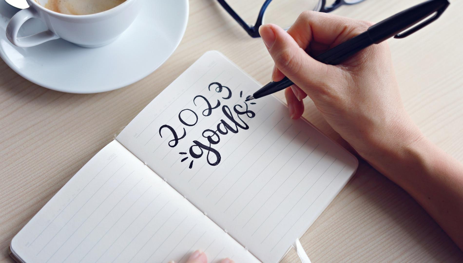 A pad on a desk with the words 2023 goals written across it.