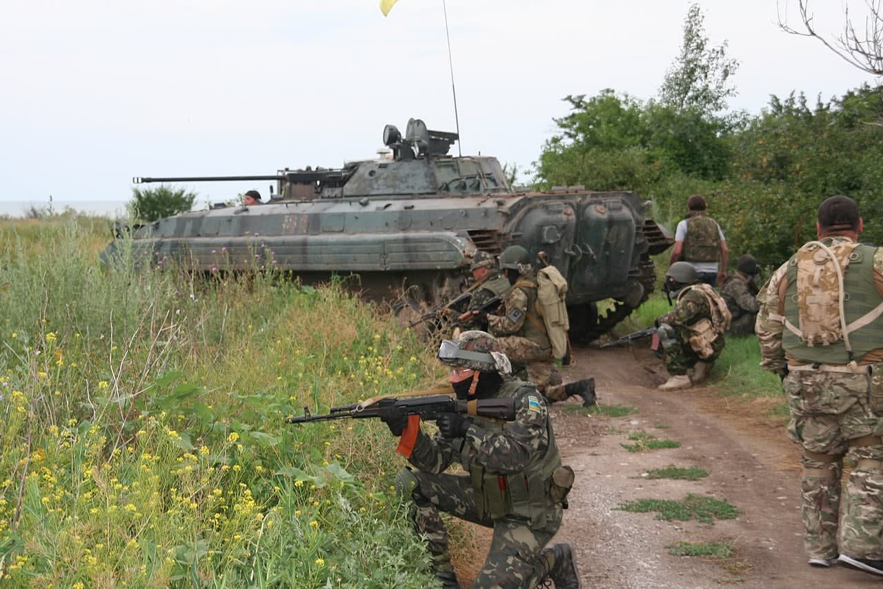 Azov soldiers taking positions near a tank from the National Guard of Ukraine in 2014