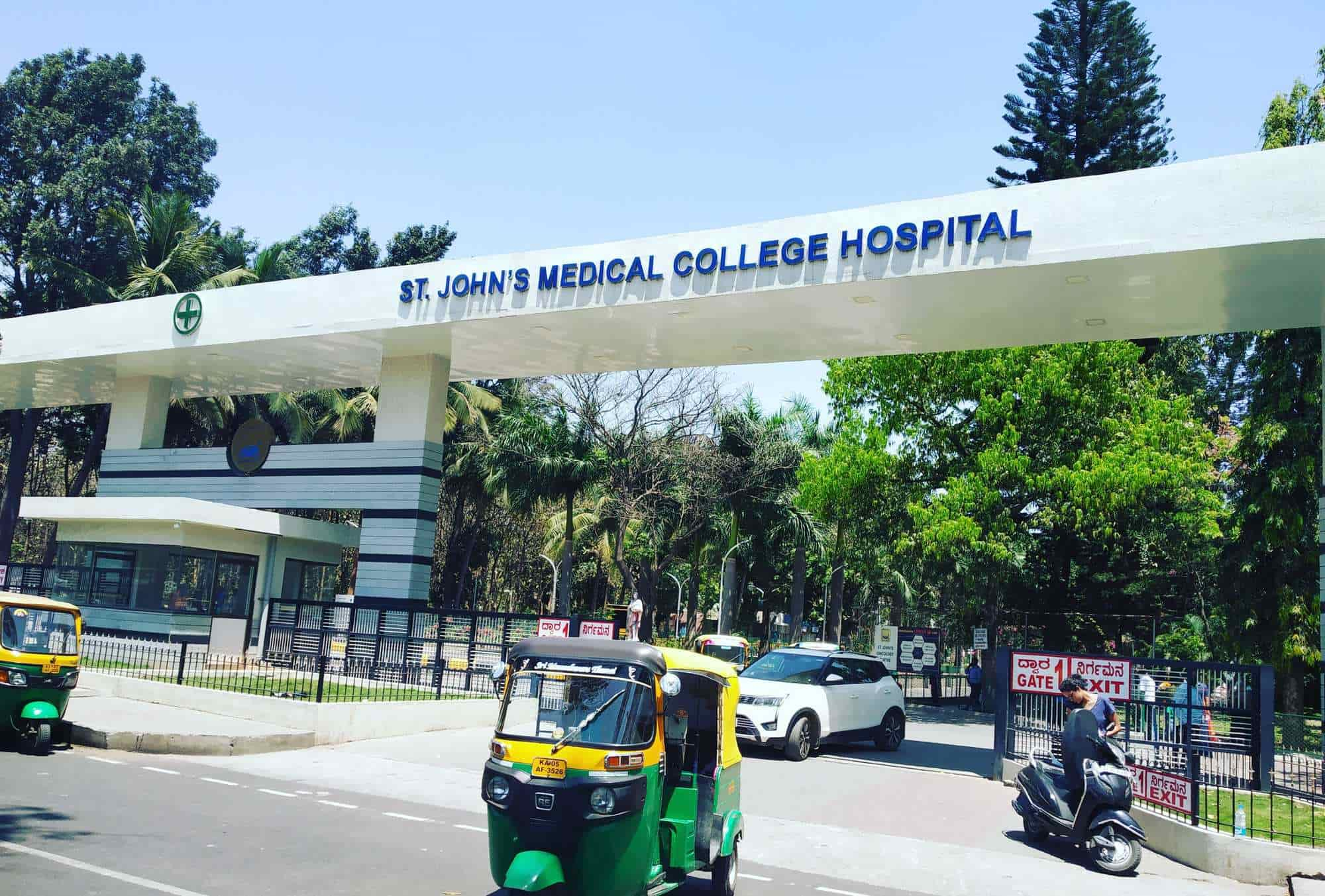 Exterior shot of the entrance to St John's Medical College Hospital in Bangalore, India