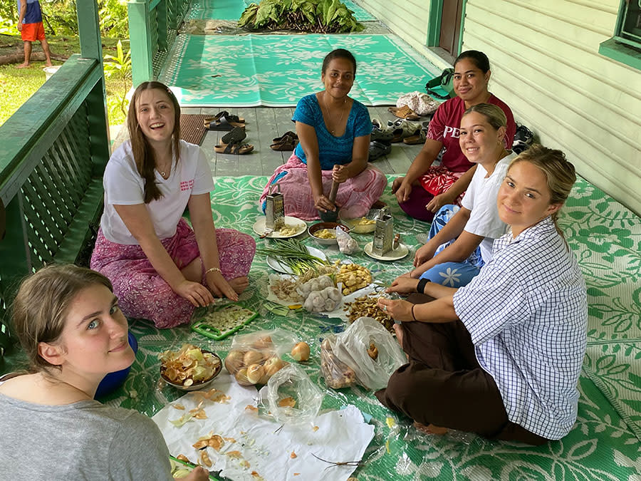 Gig students preparing and enjoying a traditional Fijian meal