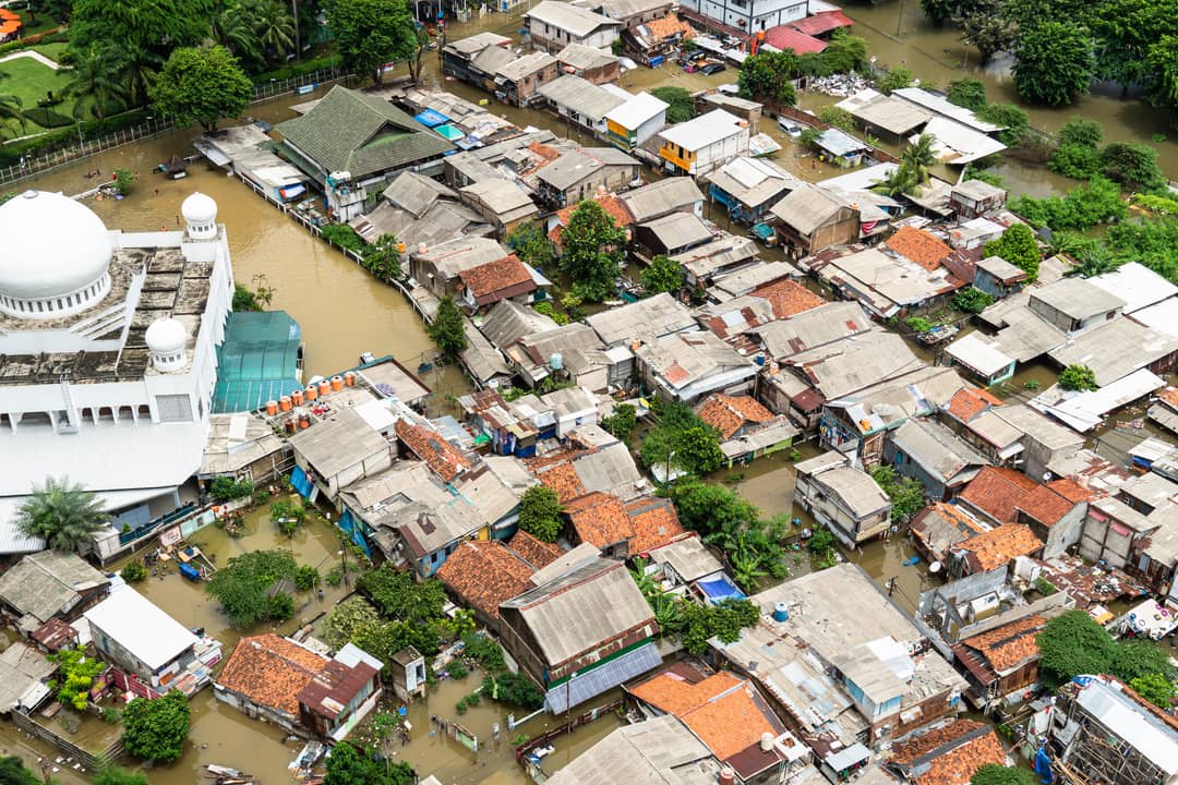 Pemandangan udara Muara Baru, Jakarta Utara, Indonesia di mana tanahnya tenggelam karena kenaikan permukaan laut.