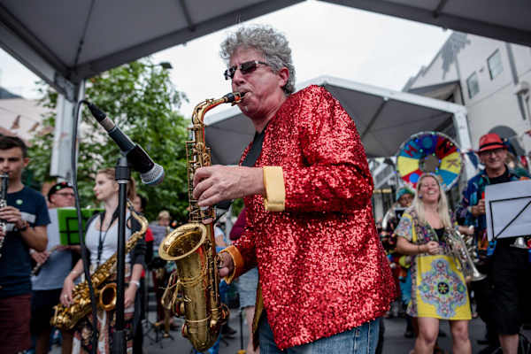 Ken Field playing at HONK! Oz 2017. Image by Paul Pennell.