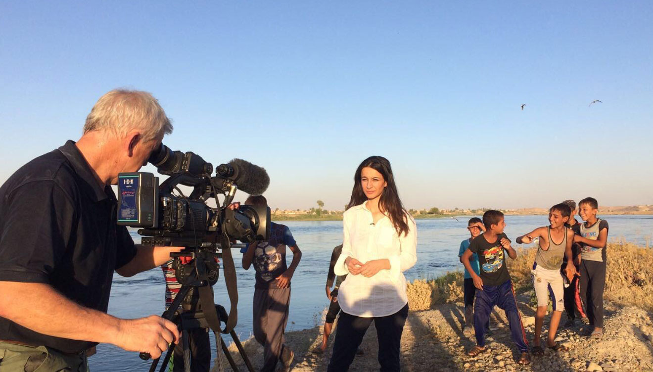 Yalda Hakim reporting for the BBC in 2017 in Mosul, northern Iraq.