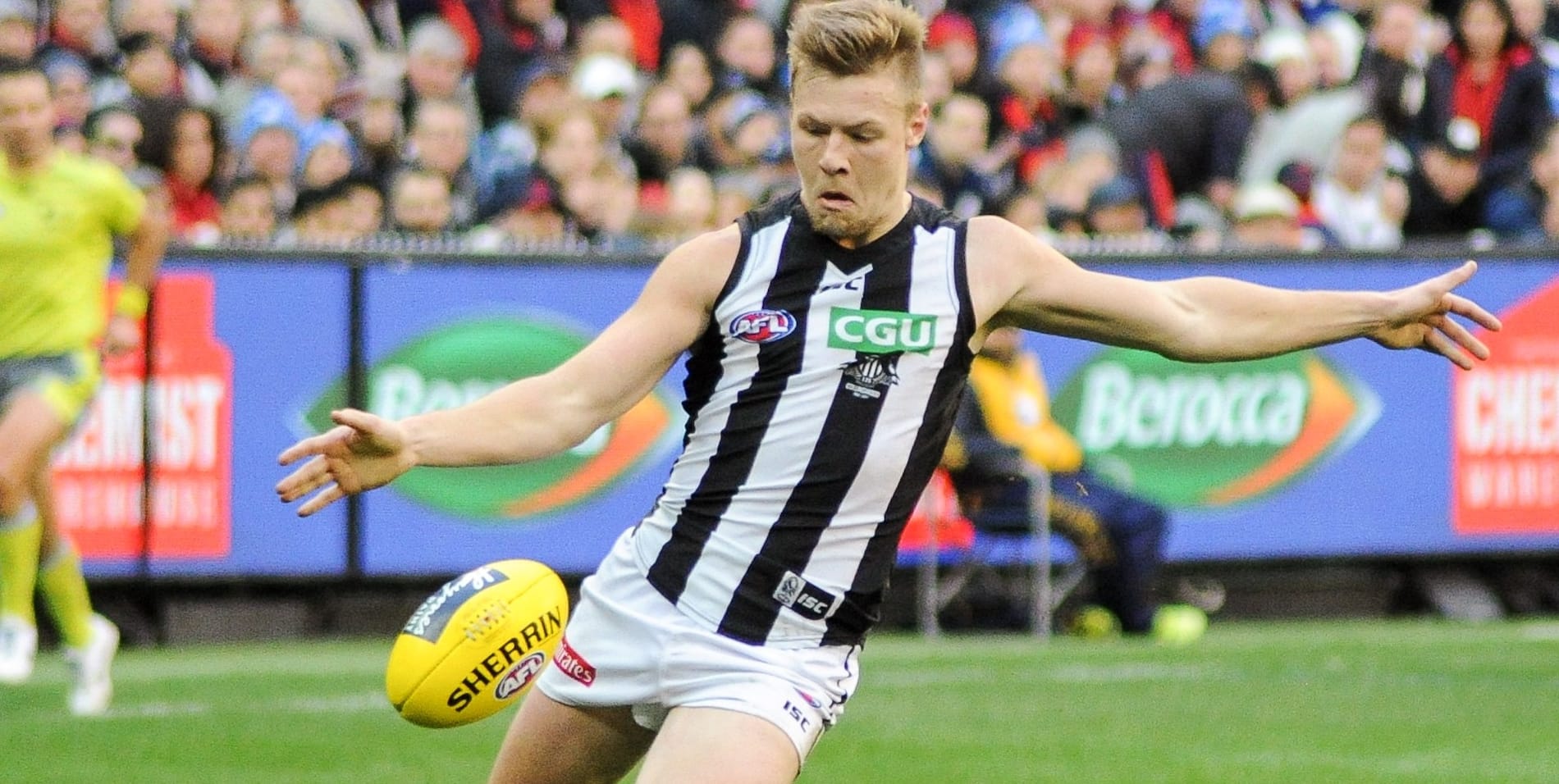 Jordan De Goey kicks a football during a match.