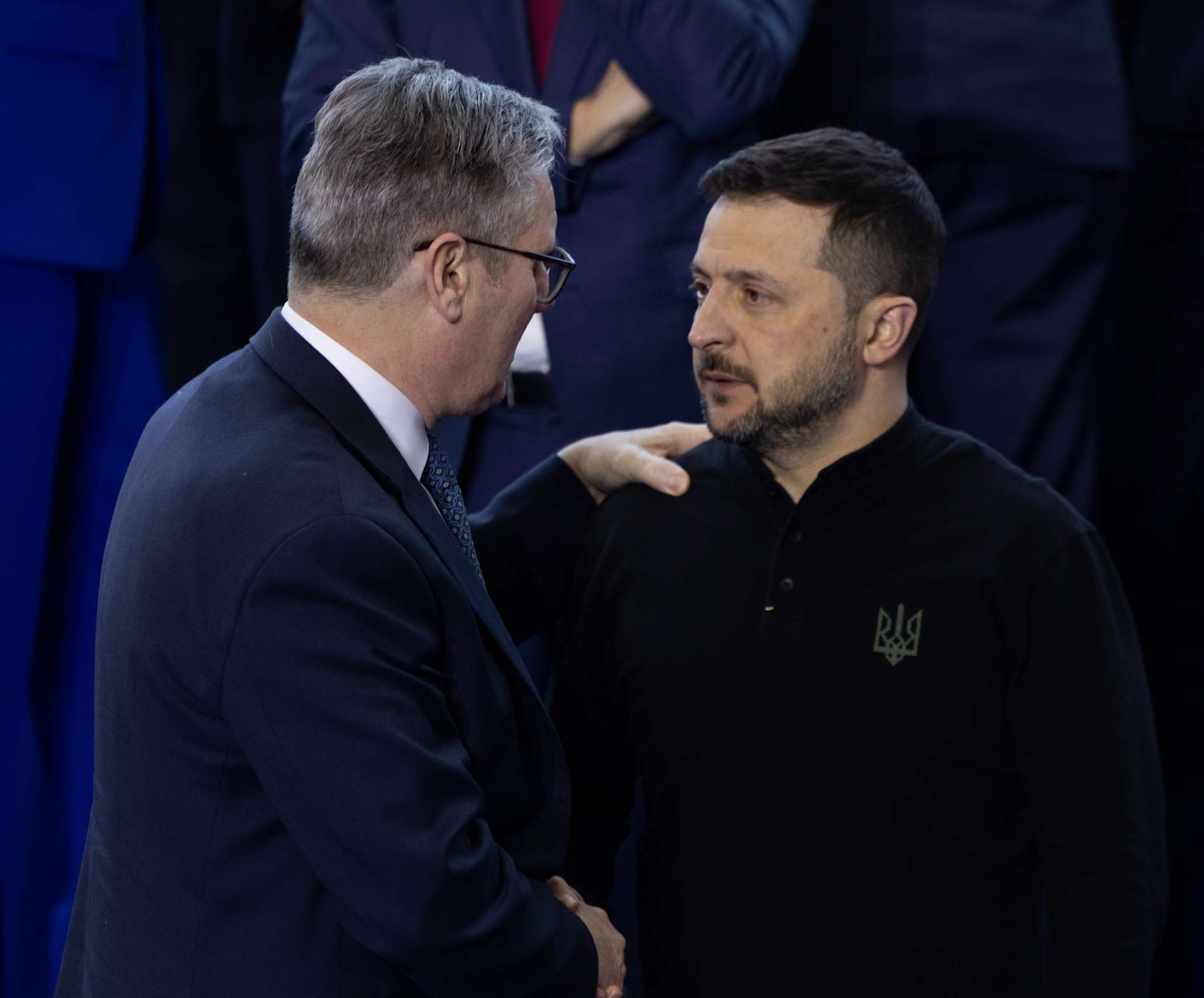 British PM Keir Starmer and Ukrainian President Volodymyr Zelensky shake hands.