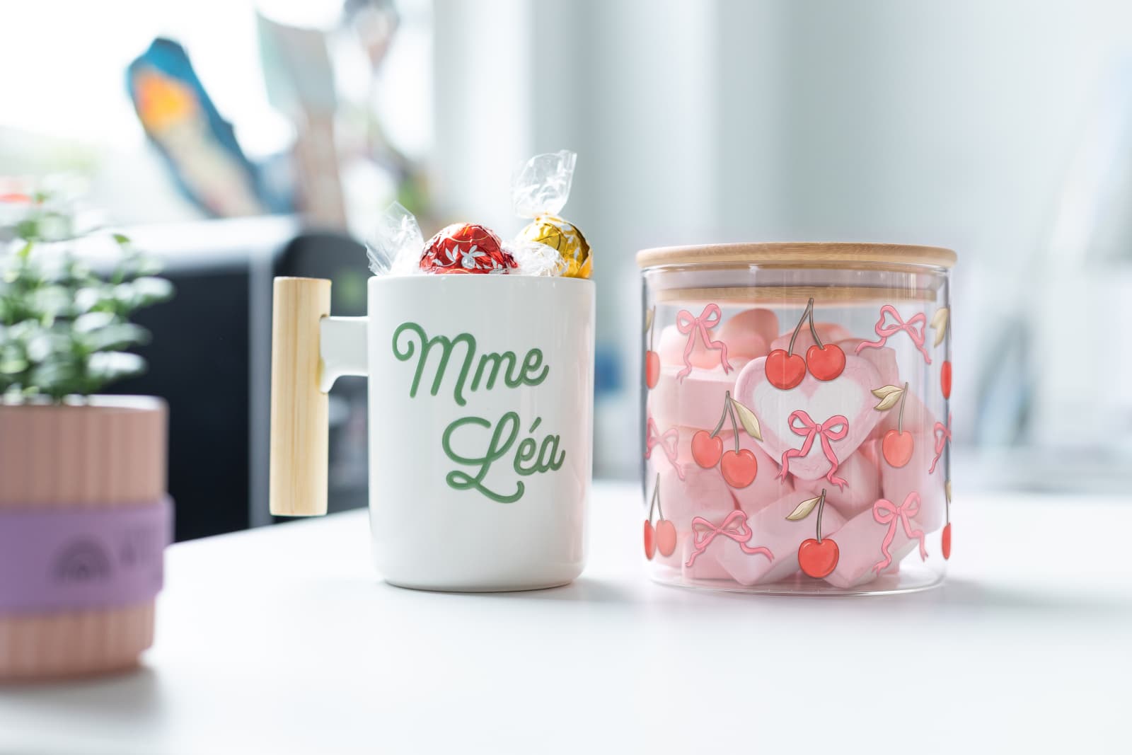 Tasse « Mme Léa » et pot à bonbons décoré de cerises