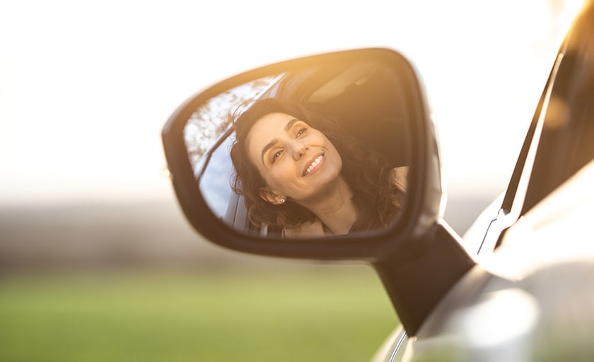 אישה מביטה מחוץ לחלון