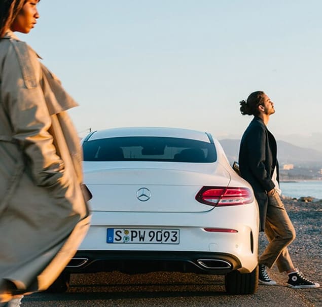 גבר נשען על מרצדס