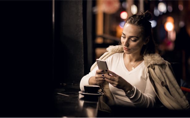 אישה מחזיקה טלפון