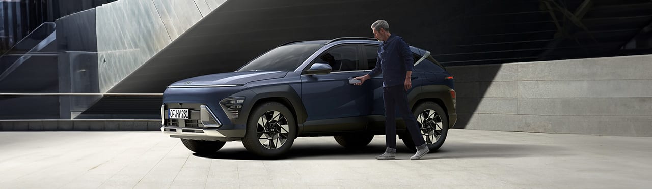 רכב קונה היברידי צבע כחול וגבר פותח את הדלת