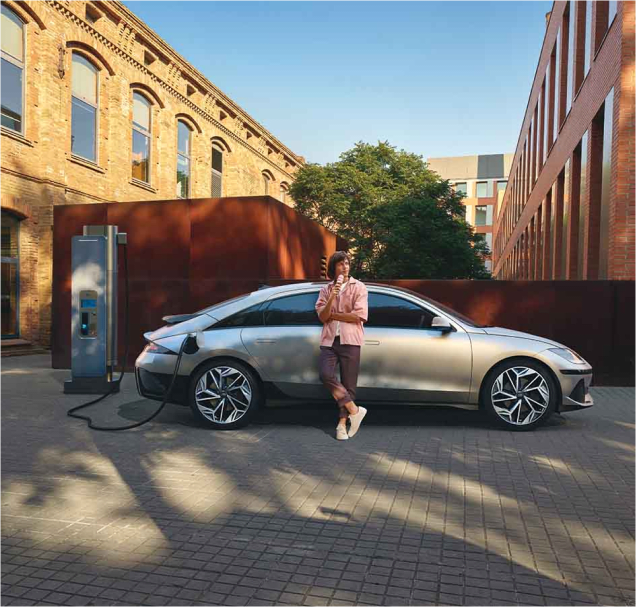 גבר מטעין מכונית חשמלית