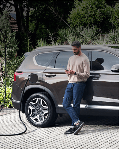 גבר מטעין רכב חשמלי