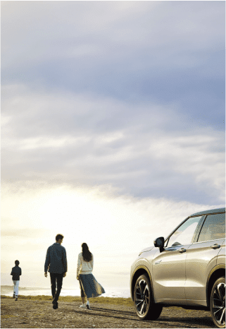 משפחה מטיילת ליד רכב