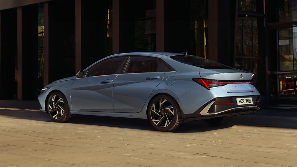 רכב אלנטרה צבע תכלת צילום צד ימין אחורי