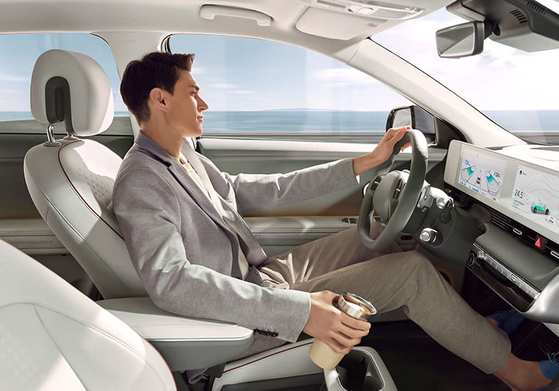 גבר נוהג באיוניק 5