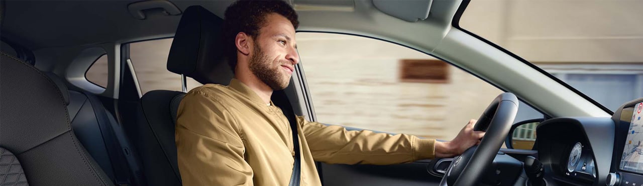 גבר נוהג בנסיעת מבחן במכונית יונדאי i20