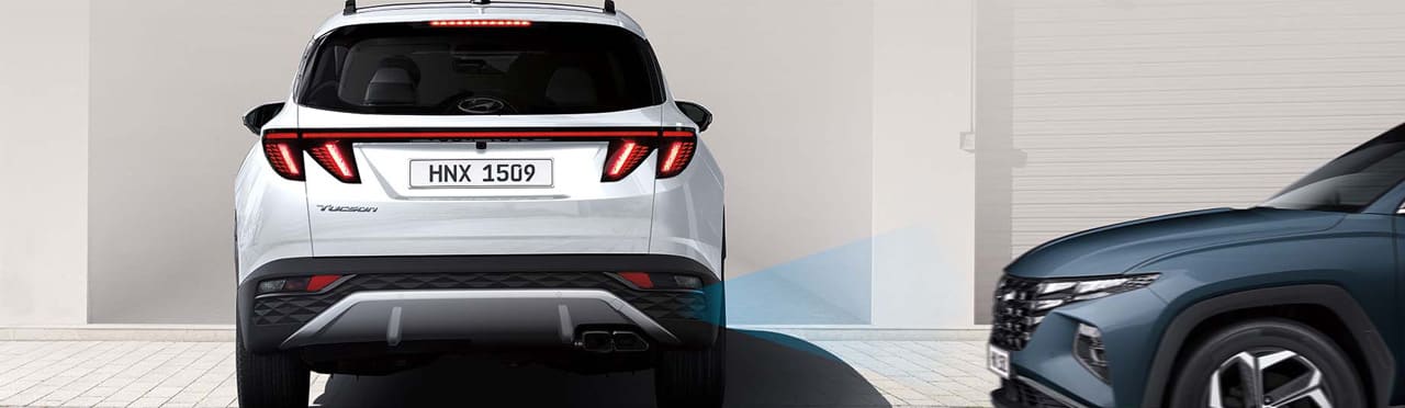 הדמייה של פעולת מערכת בטיחות RCCA לבלימה אוטונומית למניעת פגיעה ברכב חוצה מאחור - יונדאי טוסון לבנה