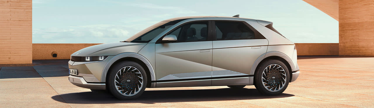 יונדאי IONIQ 5 בצבע אפור מטאלי מוצבת תחת גשר