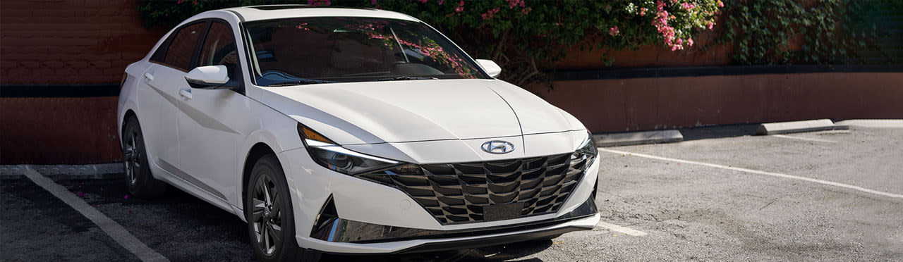 יונדאי אלנטרה היברידית לבנה 2022 חונה בחנייה